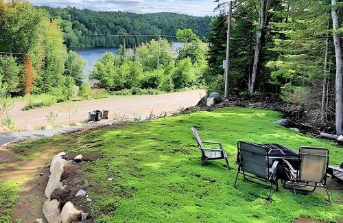 Sainte-Marguerite-du-Lac-Masson Casa | Forest Chalet with Hot Tub & Lake Views near Mont Saint-Sauveur