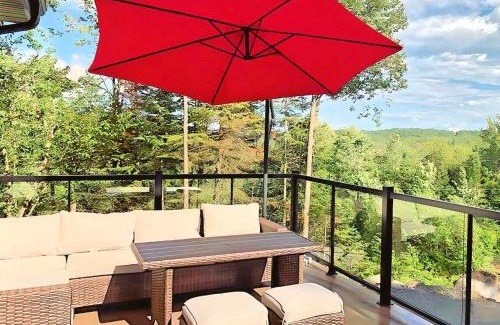 Sainte-Marguerite-du-Lac-Masson Casa | Forest Chalet with Hot Tub & Lake Views near Mont Saint-Sauveur