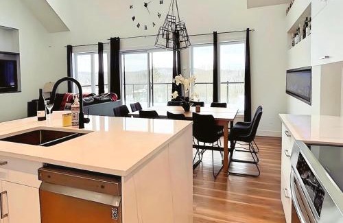 Sainte-Marguerite-du-Lac-Masson Casa | Forest Chalet with Hot Tub & Lake Views near Mont Saint-Sauveur