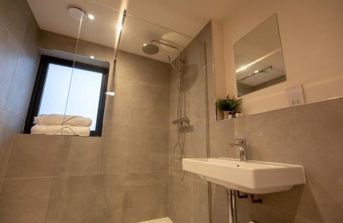 West Laroch Apartamento | Forest Corner Luxury Apartment with Hot Tub