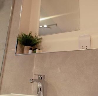 West Laroch Apartamento | Forest Corner Luxury Apartment with Hot Tub
