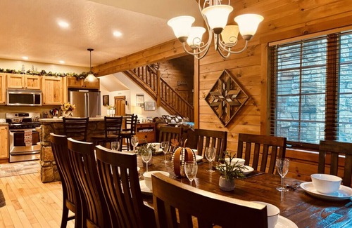 Confluence Cabina | Forest Creek Lodge · Stunning Secluded Stream Front Lodge w/Hot Tub