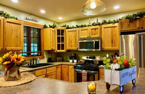 Confluence Cabina | Forest Creek Lodge · Stunning Secluded Stream Front Lodge w/Hot Tub