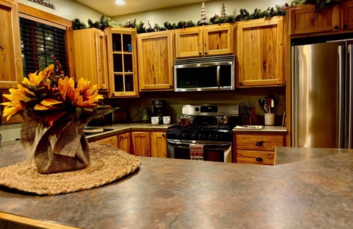Confluence Cabina | Forest Creek Lodge · Stunning Secluded Stream Front Lodge w/Hot Tub