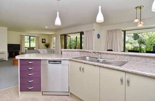 Parklands Casa | 3 Bedroom holiday home located near Bottle Lake Forest