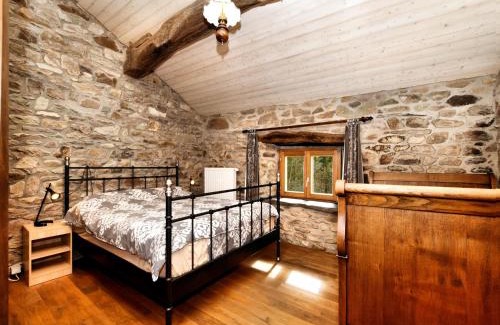Commanster Casa | Forest-Edge Stay, Burtonville