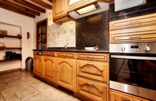 Commanster Casa | Forest-Edge Stay, Burtonville