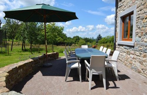 Commanster Casa | Forest-Edge Stay, Burtonville