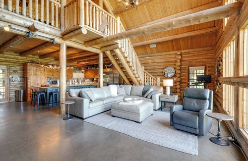 Flagstaff Cabina | Forest Family Cabin! Sleeps 18! Hiking and bike trails, basketball, game room!