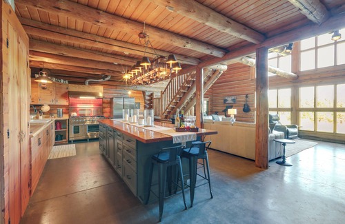 Flagstaff Cabina | Forest Family Cabin! Sleeps 18! Hiking and bike trails, basketball, game room!