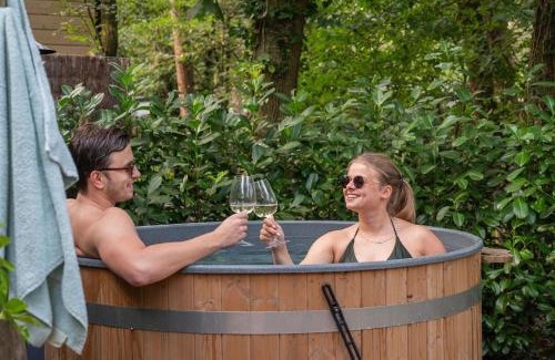 Bosgebied Hoenderloo Chalet De Esquí | Forest Finest, luxe chalet met HOT TUB mooie overkapping en prachtige tuin met veel privacy