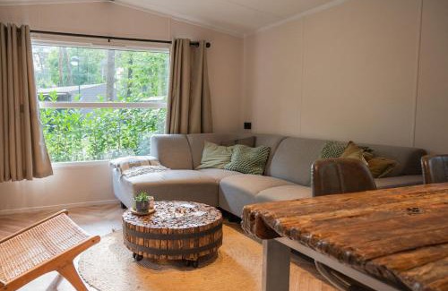 Bosgebied Hoenderloo Chalet De Esquí | Forest Finest, luxe chalet met HOT TUB mooie overkapping en prachtige tuin met veel privacy