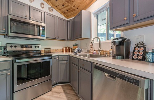 Dahlonega Cabaña | 🌳Forest 🔥Fireplace🆒Vibe📺ROKU🍷Wineries🔥Fire Pit 🛏️Queen 🍔Grill 🌎Nature