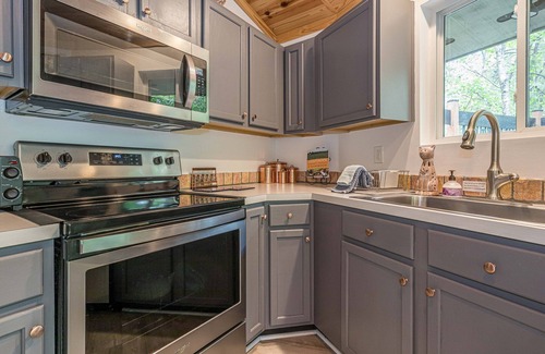 Dahlonega Cabaña | 🌳Forest 🔥Fireplace🆒Vibe📺ROKU🍷Wineries🔥Fire Pit 🛏️Queen 🍔Grill 🌎Nature