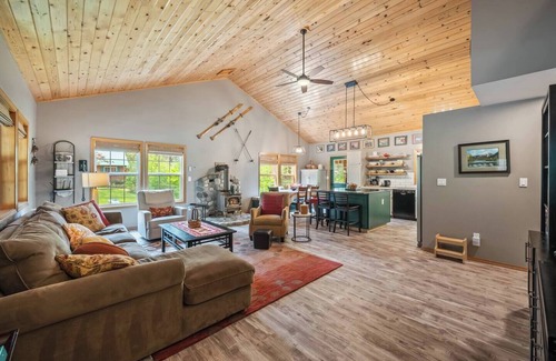 Leavenworth Cabina | Hot Tub | Secluded | EV Charger