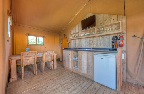 Borger Casa | Hermosa tienda de safari con cocina
