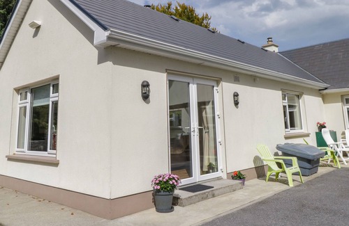 Milltown Cabaña | FOREST HOUSE, romantic, with open fire in Tuam, County Galway
