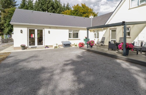 Milltown Cabaña | FOREST HOUSE, romantic, with open fire in Tuam, County Galway