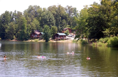 Advance Complejo | Forest Lake Camping Resort Lakefront Cabin 8