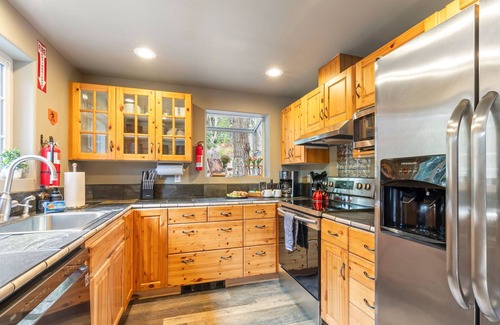 Leavenworth Cabina | Forest+Mountain Views, Hot Tub, Sauna, EV Charger, Dogs OK, Near Lake Wenatchee