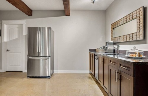 Springbank Condominio | Forest Retreat 2 Acres Free Banff Pass + Views