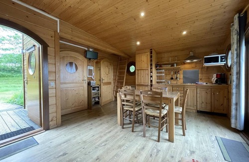 Radon Cabaña | Chalet acogedor en el bosque con terraza, actividades al aire libre y acceso a granja pedagógica