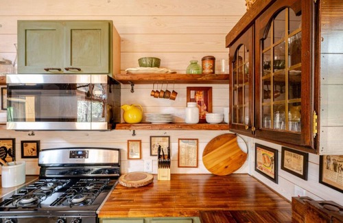 Adairsville Cabina | FoRest ReTreeT 2 bedroom Hot Tub Unique Chatming Adairsville Cabin Private