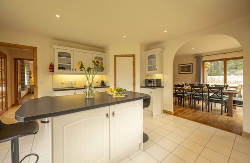 Nethy Bridge Cabina | Forest Trail Lodge - a house that sleeps 9 guests in 3 bedrooms