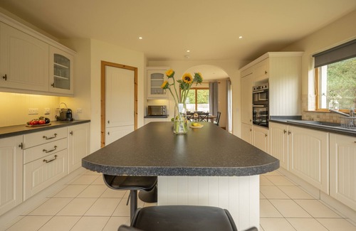 Nethy Bridge Cabina | Forest Trail Lodge - a house that sleeps 9 guests in 3 bedrooms