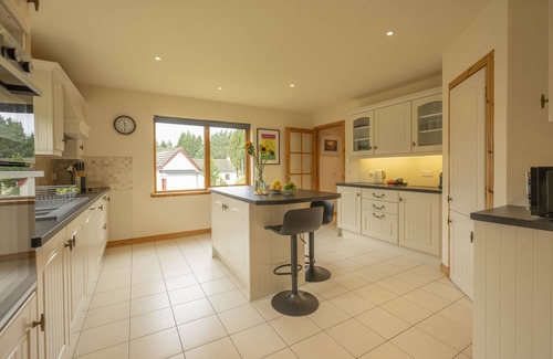 Nethy Bridge Cabina | Forest Trail Lodge - a house that sleeps 9 guests in 3 bedrooms