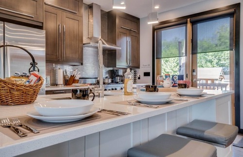 Northeast Edmonton Casa | Forest - Upscale Executive Home, King Bed w/ AC