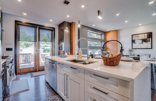 Northeast Edmonton Casa | Forest - Upscale Executive Home, King Bed w/ AC
