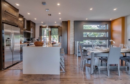 Northeast Edmonton Casa | Forest - Upscale Executive Home, King Bed w/ AC