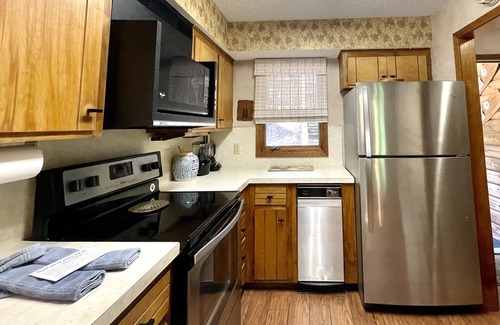 Mount Ida Condominio | Forest view 2 bed/bath condo on Lake Ouachita by RedAwning