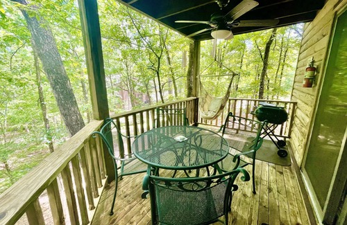 Mount Ida Condominio | Forest view 2 bed/bath condo on Lake Ouachita by RedAwning