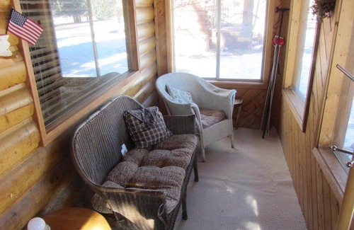 Ponderosa Pines Casa | Forest View - 4 bedroom, skiing, fishing, hiking, wildlife. STR permit #1061