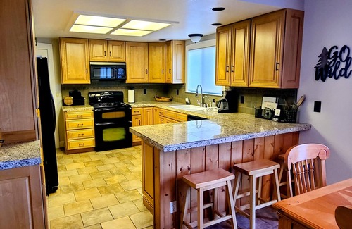 Glencoe Casa | Forest View Cabin: 4 Bedroom, Family/Pet-Friendly, w/Heat & AC, King bed, Hiking