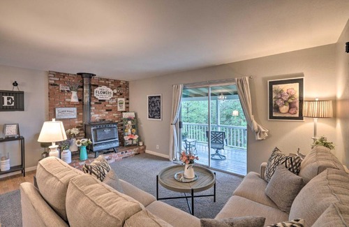 Pine Grove Casa | Forest-View Deck and Fire Pits Pine Grove Retreat!