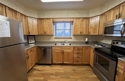 Mount Ida Cabaña | Forest View two bedroom, two bath Harbor North luxury loft cottage with private hot tub o Lake on Ouachita. by RedAwning