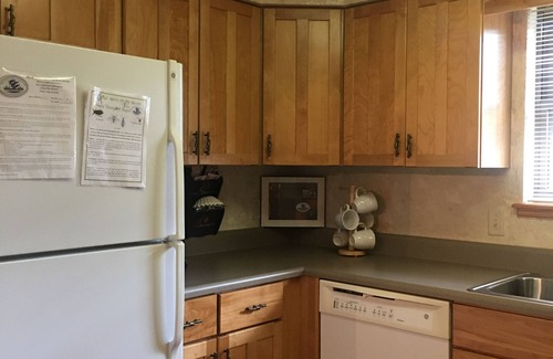 Mount Ida Cabaña | Forest View two bedroom, two bath Harbor North luxury loft cottage with private hot tub o Lake on Ouachita. by RedAwning