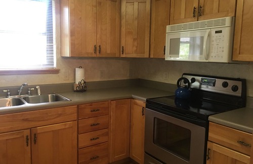 Mount Ida Cabaña | Forest View two bedroom, two bath Harbor North luxury loft cottage with private hot tub o Lake on Ouachita. by RedAwning