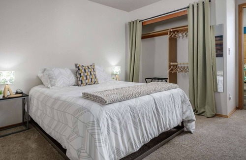 Northwest Portland Condominio | Forested Quiet Retreat, Pet Friendly, Private Patio, BBQ, Near Parks, Zoo, 5 Mins to Pearl District