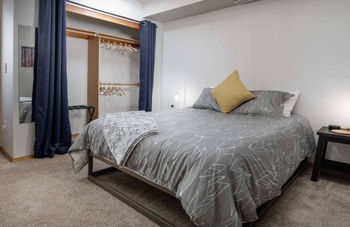 Northwest Portland Condominio | Forested Quiet Retreat, Pet Friendly, Private Patio, BBQ, Near Parks, Zoo, 5 Mins to Pearl District