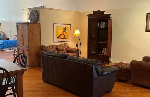 Sedan Casa | Former Art Gallery is now spacious lodging