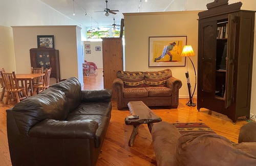 Sedan Casa | Former Art Gallery is now spacious lodging