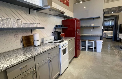Mountain Home Apartamento | Former car wash bay apt. Unique!!