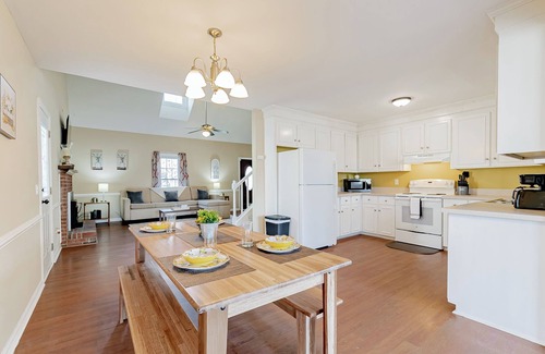 Hopkins Casa | Fort Jackson Stay at the Breeze on Inn