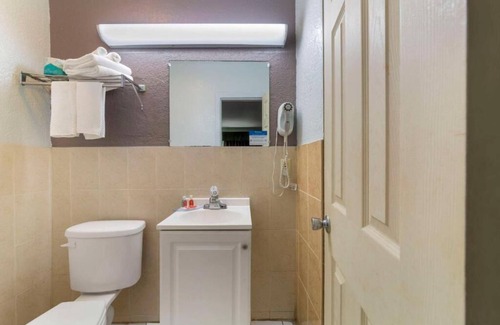 Royal Poinciana Hotel | Fort Lauderdale Gardens Inn & Suites