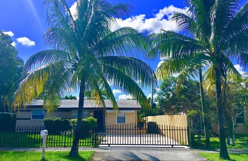 North Andrews Gardens Casa | Fort Lauderdale 3 miles from the beach .Entire guest suite .
