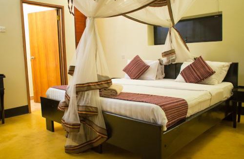 Pakwach Cabina | Fort Murchison Lodge by NATURE LODGES LTD